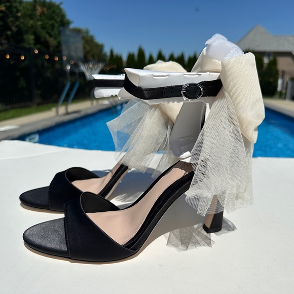 ANTONIO MELANI Shoes - NWT Antonio Melani 9.5 Black Satin Tulle Bow Back Heels